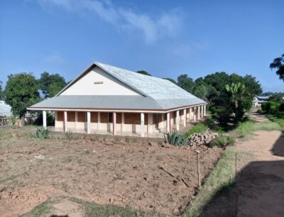 Vestopazzo e il sogno in Madagascar: il liceo dei bambini